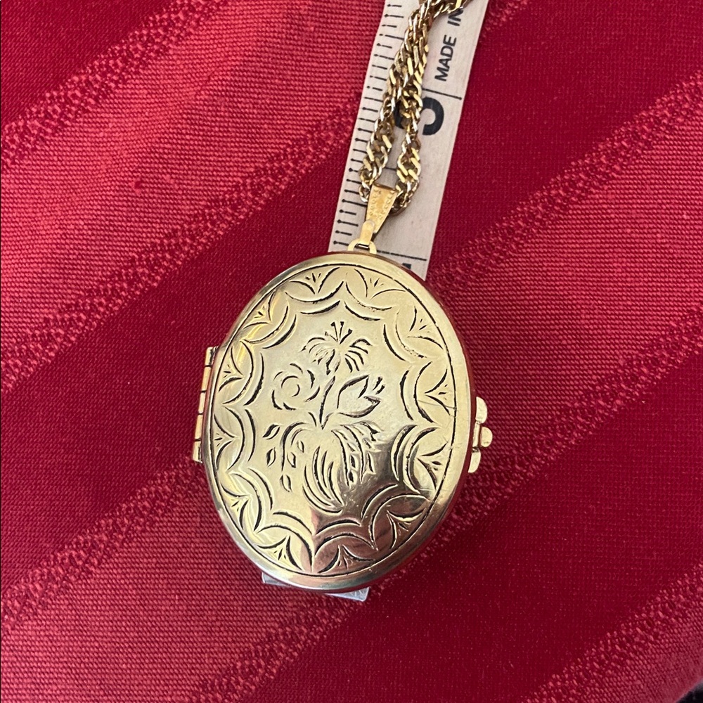 Vintage Gold Tone Pendant Locket & Chain Necklace - Picture 7 of 10